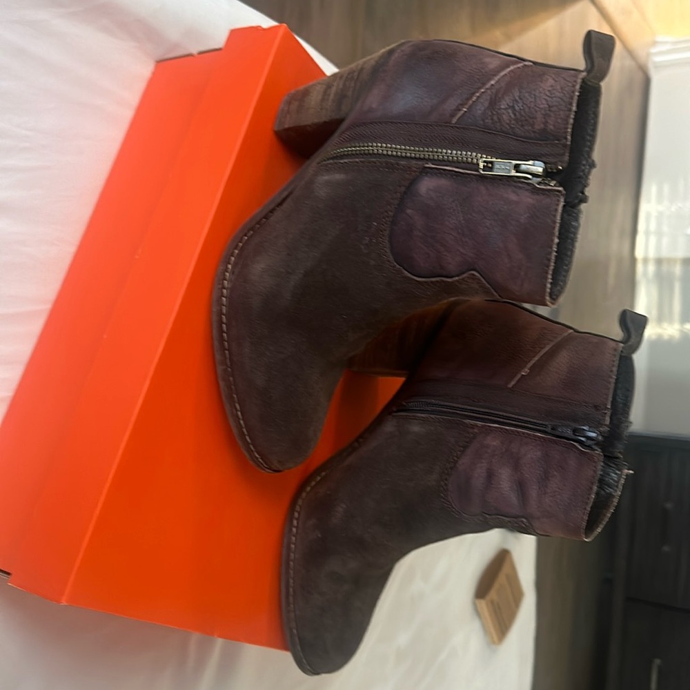 leather  cute boots! You can style this boots with pretty much everything